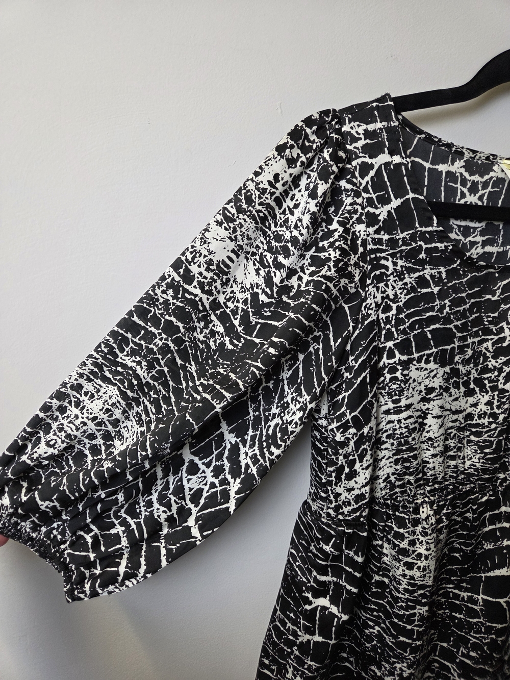Black & White Crackle Print Long Sleeve Dress - Picture 7 of 9